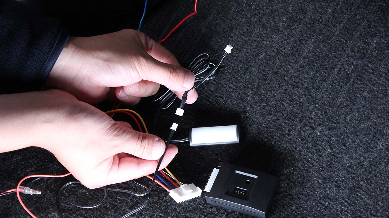 専用LEDをコントロールユニットの専用ハーネスに接続する